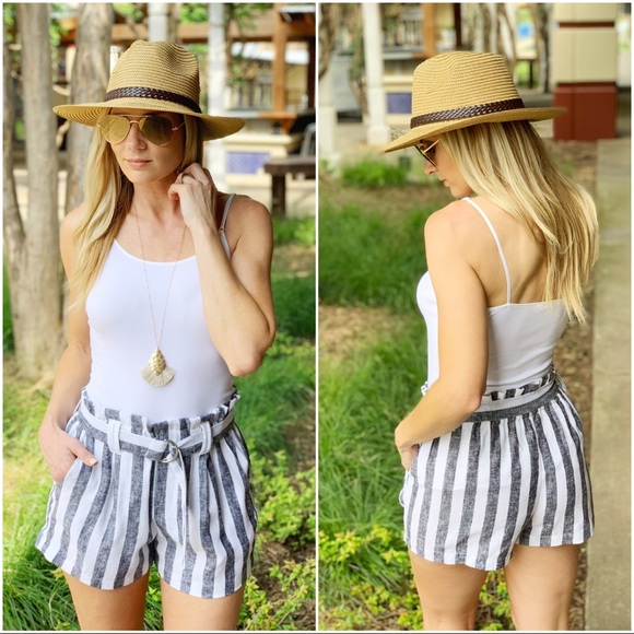 ✨LAST ONE✨Black and white striped linen shorts - Picture 3 of 4